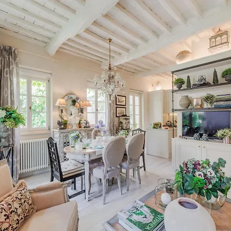 In Near Via Fillungo Apartment *