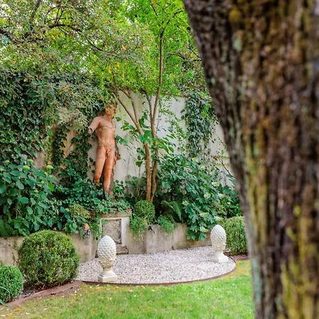 Apartment In With Garden, Wifi